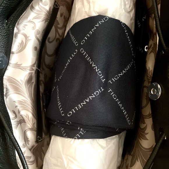 SOLD⭐️Tignanello Downing Tote. Leather. Drawstring. NWT. Classic bag addition - Picture 4 of 5